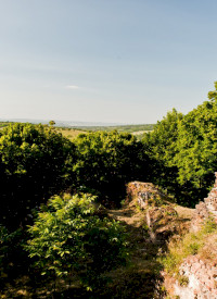 Tour to the Fejérkő castle ruins through hills and valleys 